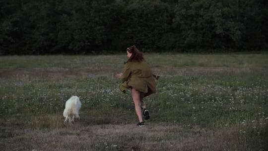 女人和狗奔跑