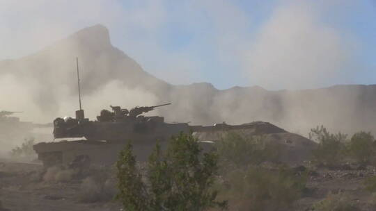陆军坦克在沙漠中开火