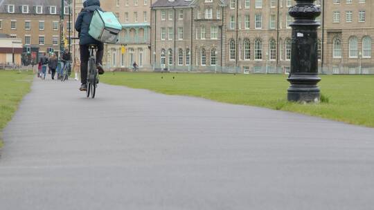 公园里骑自行车的人视频素材模板下载