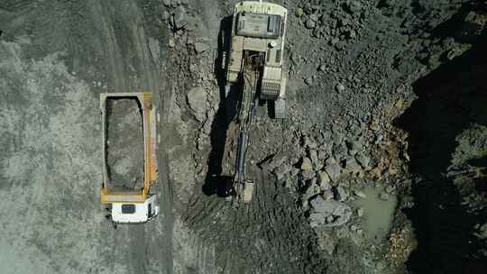 挖掘机往卡车上装石料视频素材模板下载