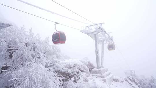 河南老君山雪后旅游索道缆车旅行