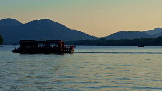 夕阳下的西湖游船风光