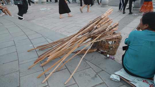 少数民族节日宁蒗街头彝族火把节售卖火把