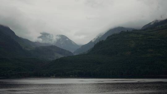 阿拉斯加山脉中的湖泊美景