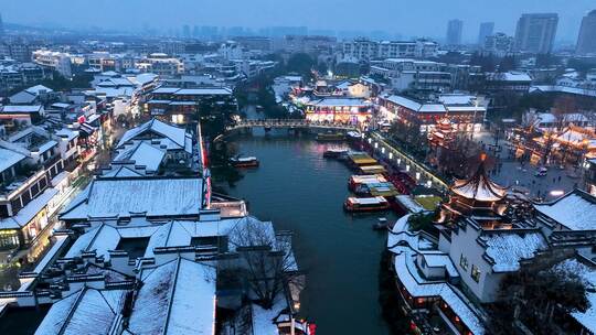 冬天南京夫子庙秦淮河的雪景夜景航拍风光