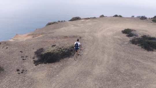 一个骑自行车的人在越野小径上骑山地车