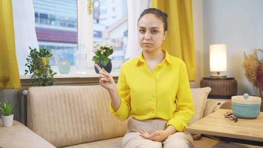 年轻女人在镜头前看起来很消极。看起来很消