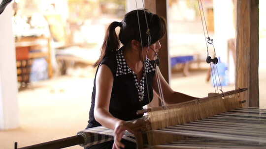 女子编织丝绸