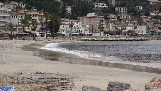 海浪拍打着海岸