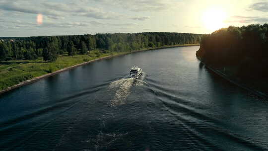 一艘摩托艇漂浮在河上，走向日落视频素材模板下载