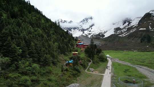 墨脱路 寺庙 雪山