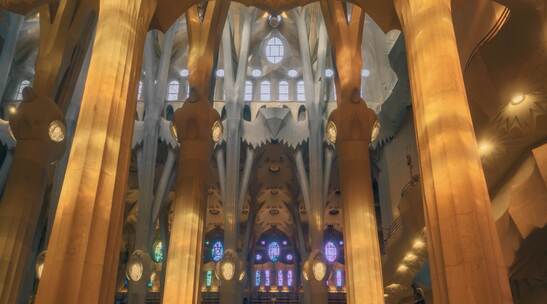 巴塞罗那城市圣家堂大教堂流光溢彩