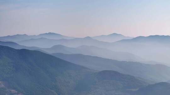 4k航拍清晨日出群山青山万重山平流雾云海