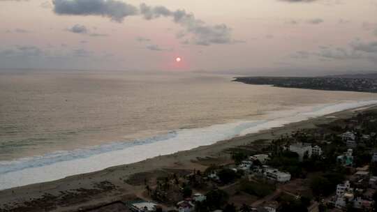 日落时分，飞机飞越墨西哥埃斯孔迪多港的普拉亚·齐卡特拉