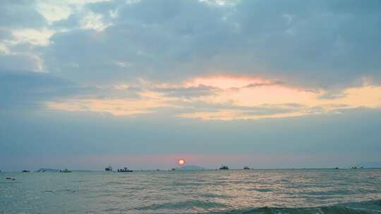 海南三亚湾海水浴场傍晚沙滩夕阳海浪