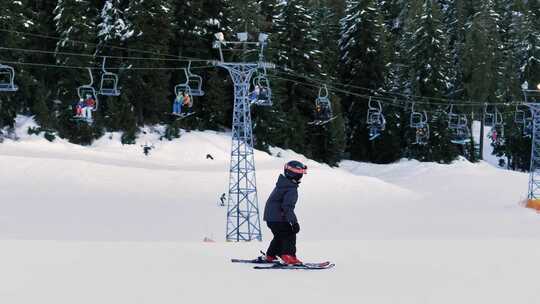 小孩雪天玩滑板玩耍嬉戏