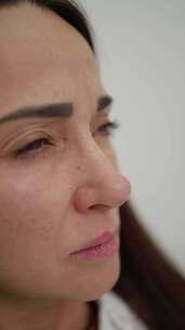 女性检查面部皱纹女性面部特写镜头显示对额