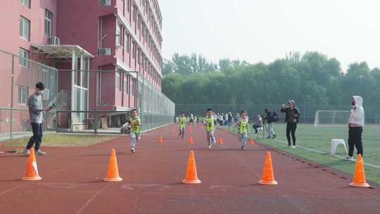 小学生赛跑冲刺