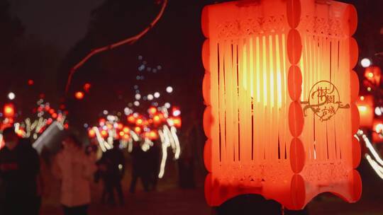 春节一群人在挂满红灯笼地路上游览