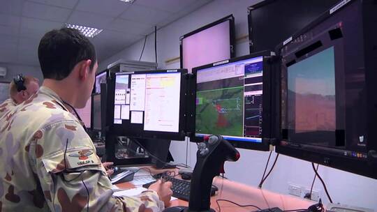 美国士兵从控制室监控无人机飞行视频素材模板下载