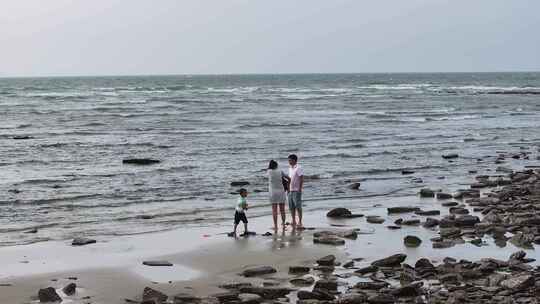 涠洲岛海边游客