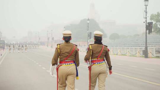 印度准军事军官走在路上