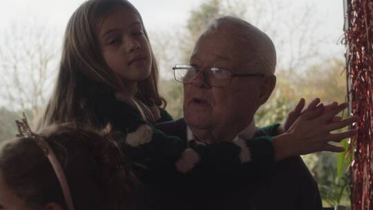 女孩拥抱祖父视频素材模板下载