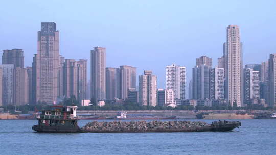 武汉江面上行驶的货船 城市高楼大厦背景视频素材模板下载