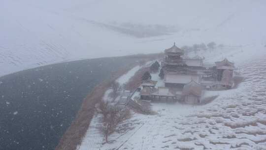 敦煌鸣沙山月牙泉冬天雪景航拍