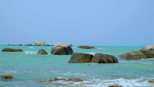 海南三亚海边海滩海浪石头岩石视频素材模板下载