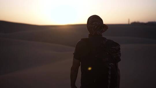 沙漠中行走的人视频素材模板下载