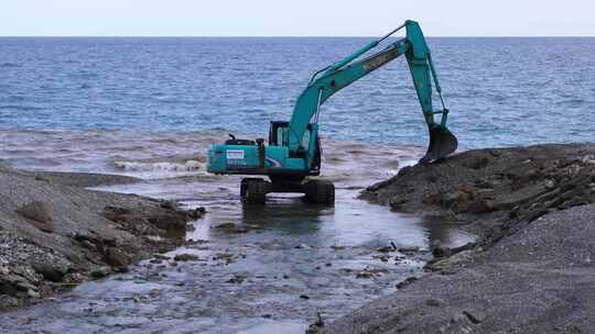 挖掘机在海边工作视频素材模板下载