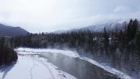 航拍新疆冬季喀纳斯神仙湾晨雾雪山森林雪景