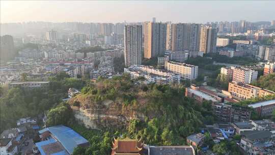 城市中绿植覆盖山丘俯瞰景象自贡妙观寺