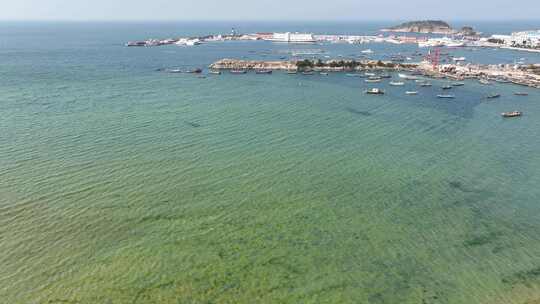 航拍晴天阳光威海西港小石岛港湾快艇渔船视频素材模板下载