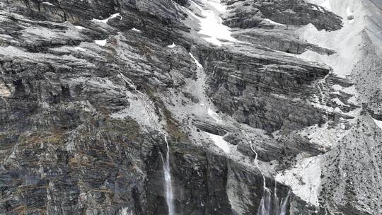 四川甘孜稻城亚丁风景区冰川融水形成的瀑布