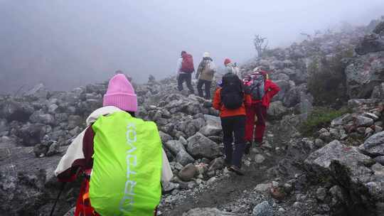 攀登四川甘孜贡巴峰雪山的登山者徒步进山