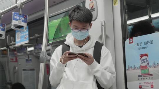戴口罩坐地铁玩手机