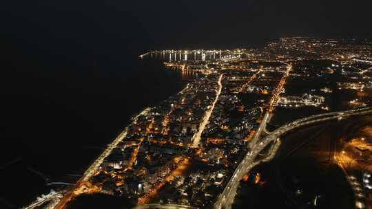 夜间沿海城市的超光速拍摄