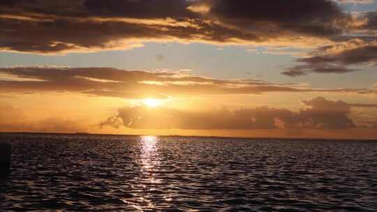 金色大海帆船游艇海上唯美大自然