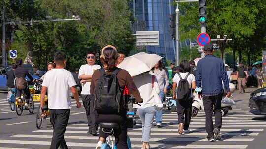 城市开车堵车早晚高峰人流量