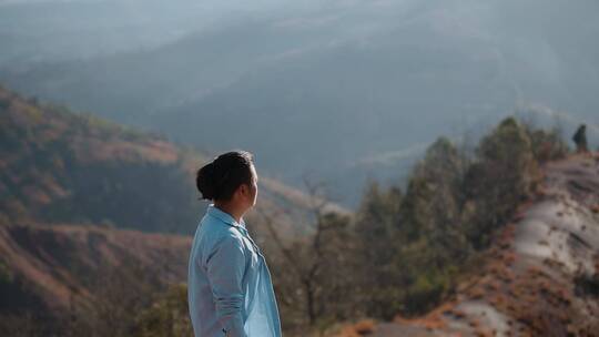 彝族青年视频云南雾气山峦看风景的人