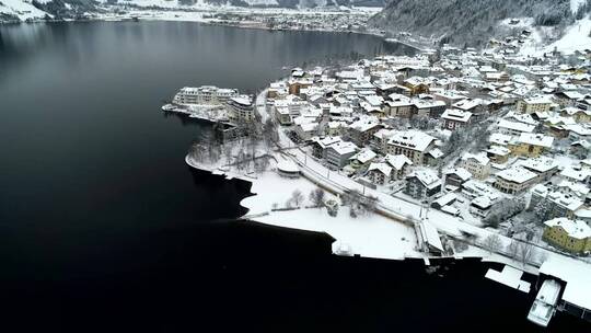 白雪皑皑的小镇和湖泊的景色视频素材模板下载