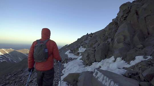 徒步旅行者爬阿特拉斯山脉视频素材模板下载