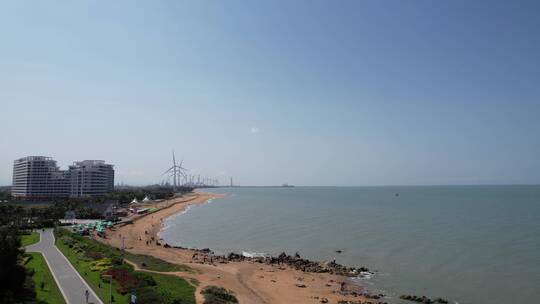 横移海边绿植上升沙滩游客大海海景房