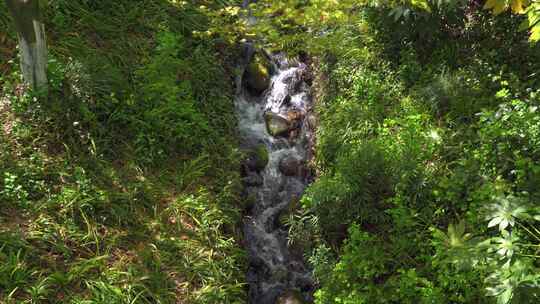 山涧溪流水流