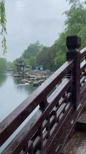 雨中济南护城河，天下第一泉黑虎泉白石桥