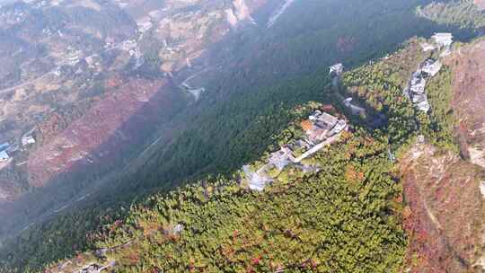 航拍巫山深秋中的文峰观景区3