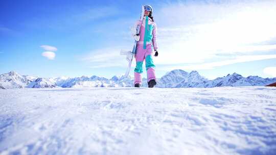 女人在山顶上散步来到边缘享受美丽自然户外景观