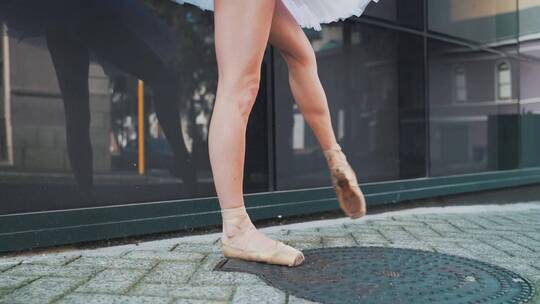 芭蕾舞女演员做脚尖旋转视频素材模板下载